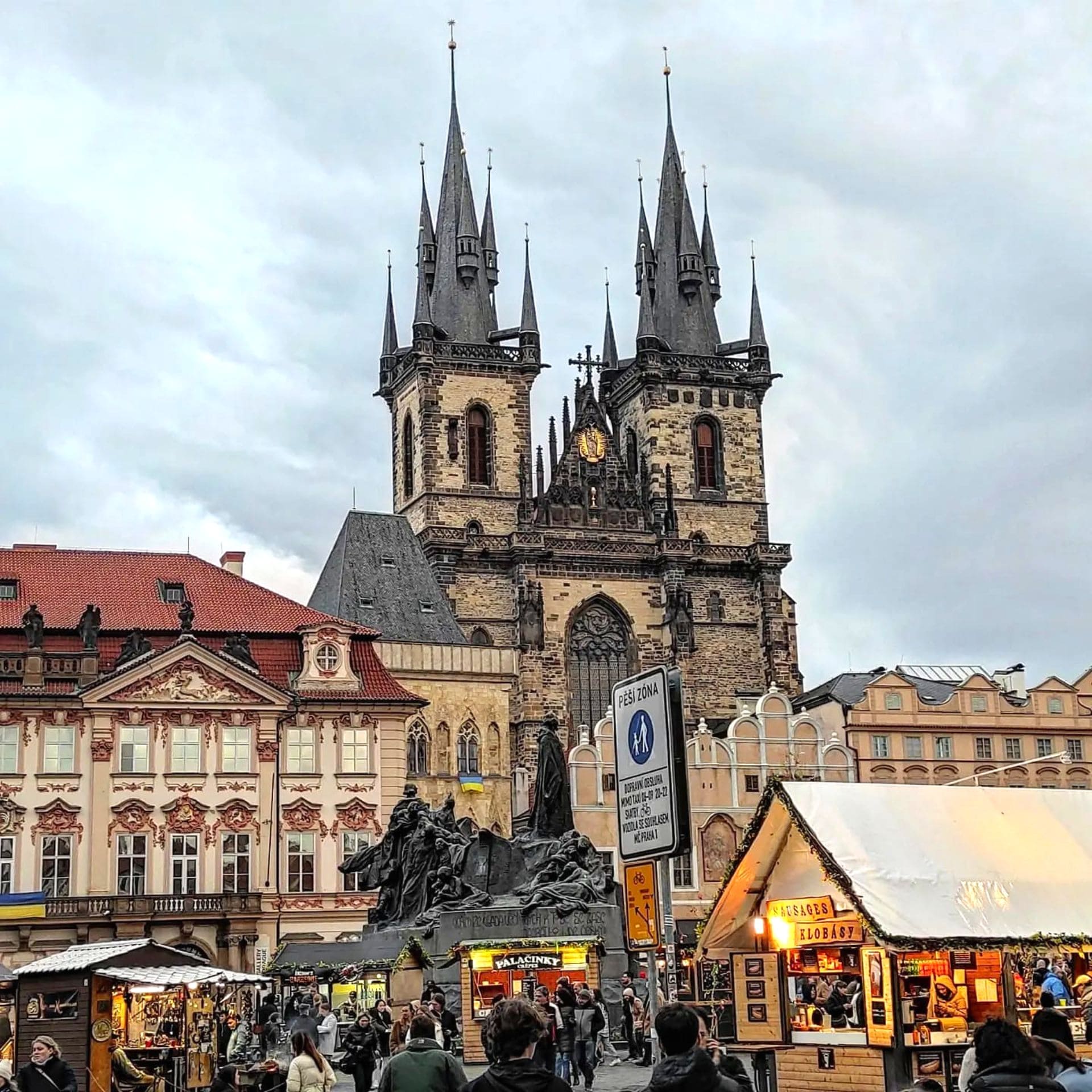 La Plaza de la ciudad vieja es un imprescindible que ver en Praga.