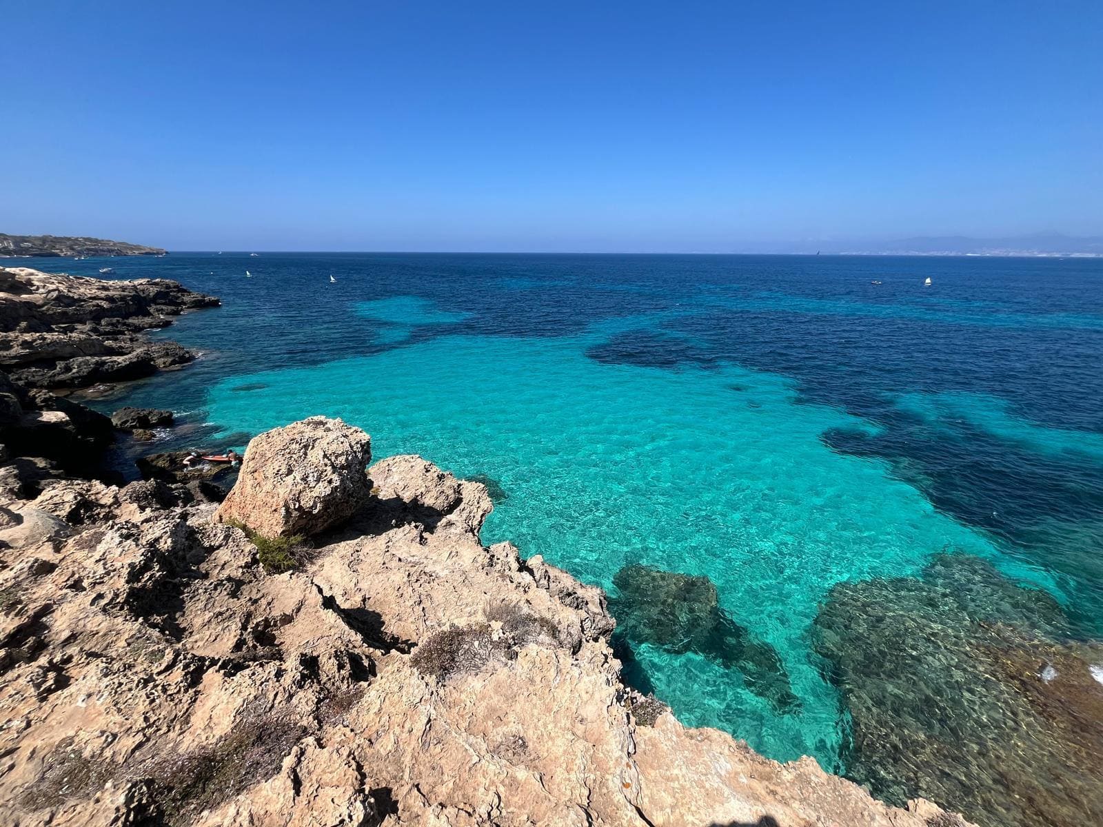 Visitar las calas de Menorca es un imprescindible en tu escapada a la isla.