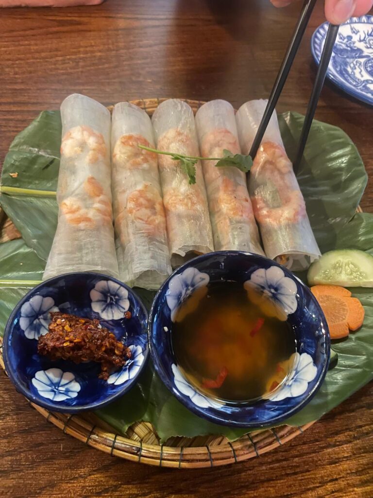 No dejes de probar la comida típica en tu viaje a Vietnam.