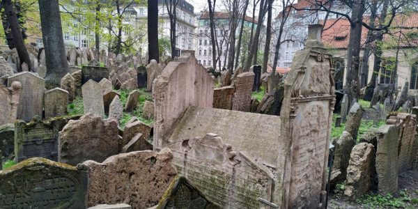 El cementerio judío es uno de los imprescindibles que ver en Praga