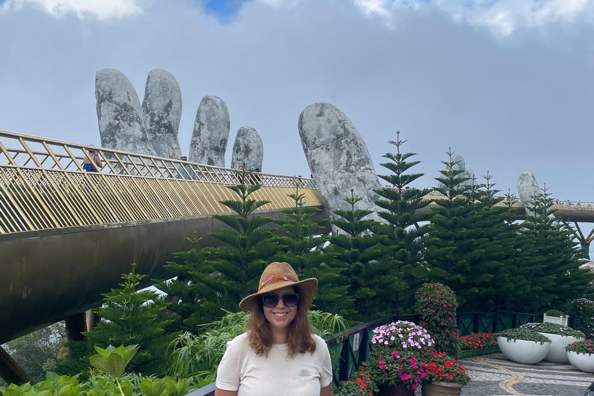El famoso puente de las manos, el Golden Bridge, es una de las cosas que ver en Vietnam.