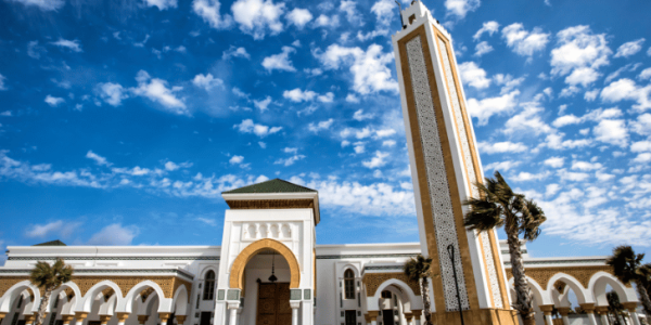 No dejes de visitar la mezquita en tu viaje a Tánger